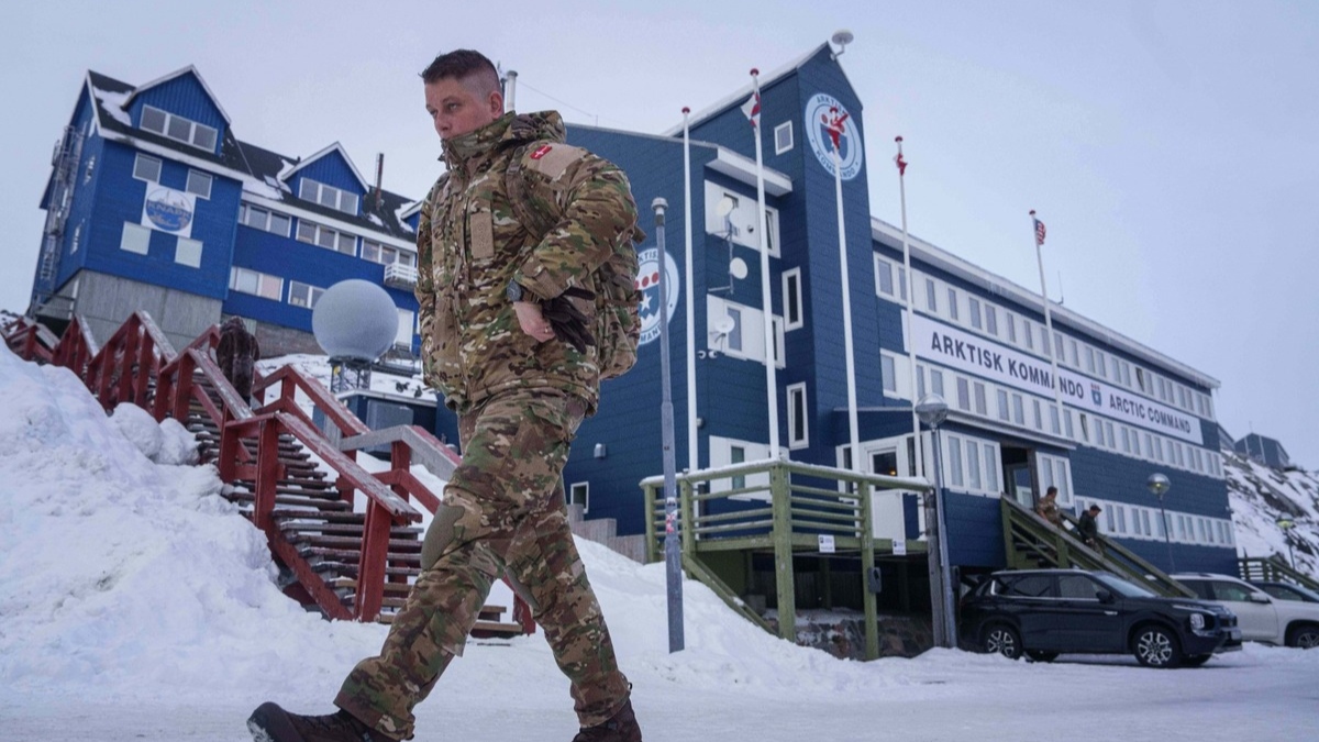 Δανοί στρατιώτες σε θέση μάχης στη Γροιλανδία