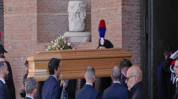 Ολοκληρώθηκε η κηδεία του Valentino Garavani στη Ρώμη