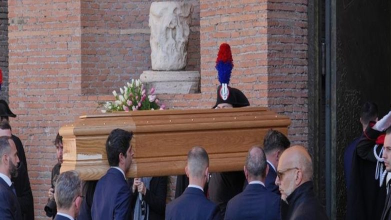 Ολοκληρώθηκε η κηδεία του Valentino Garavani στη Ρώμη Ολοκληρώθηκε η κηδεία του Valentino Garavani στη Ρώμη