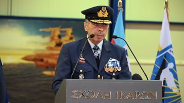 O Υποπτέραρχος Ιωάννης Καραμάνης στο τιμόνι της Σχολής Ικάρων