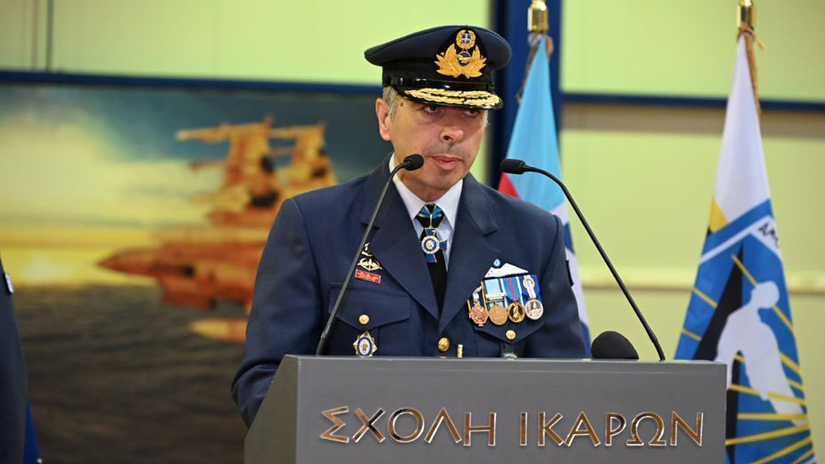 O Υποπτέραρχος Ιωάννης Καραμάνης στο τιμόνι της Σχολής Ικάρων