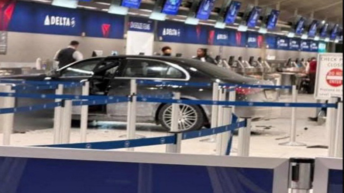 Αυτοκίνητο «μπούκαρε» στο αεροδρόμιο του Ντιτρόιτ