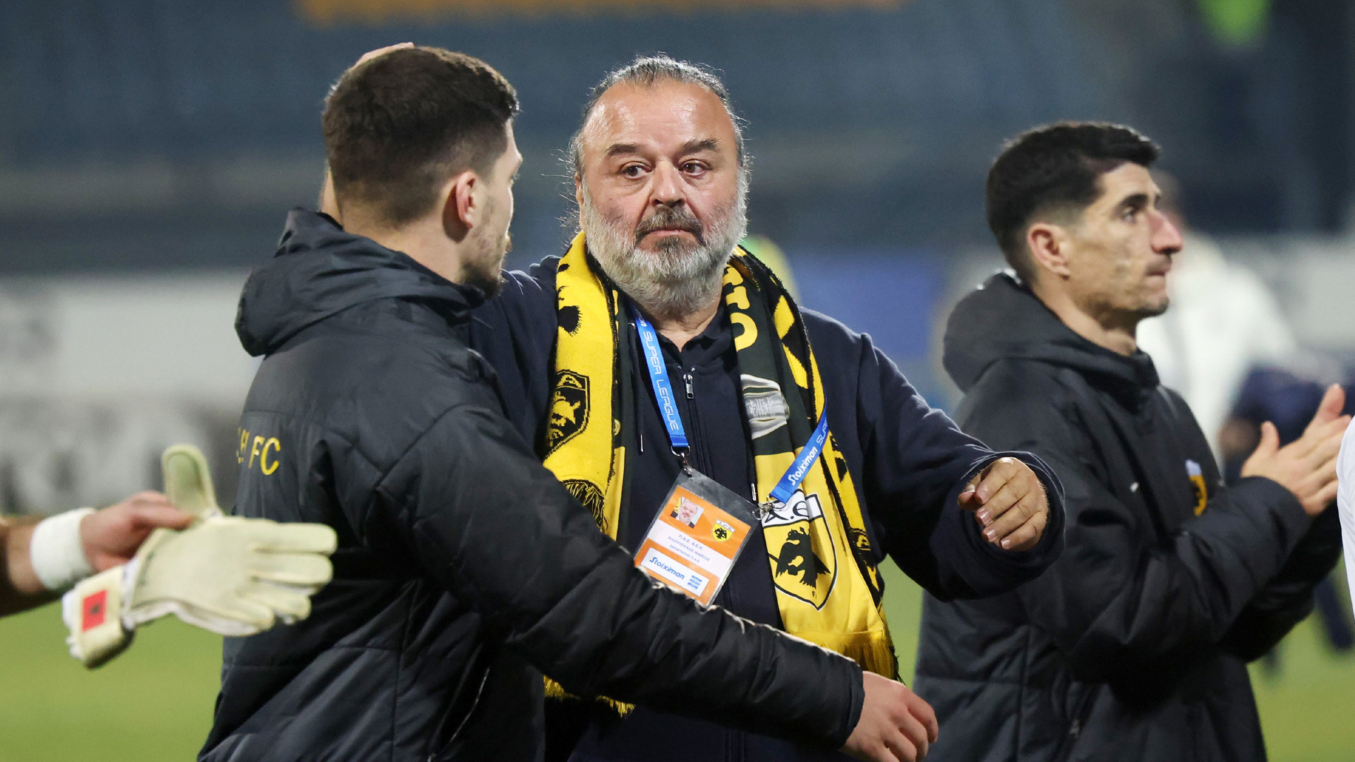 Οι αγκαλιές του Ηλιόπουλου στους παίκτες μετά το διπλό στην Τρίπολη