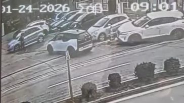 Η στιγμή που άνδρας παρέσυρε με το αυτοκίνητο υπάλληλο των ΕΛΤΑ