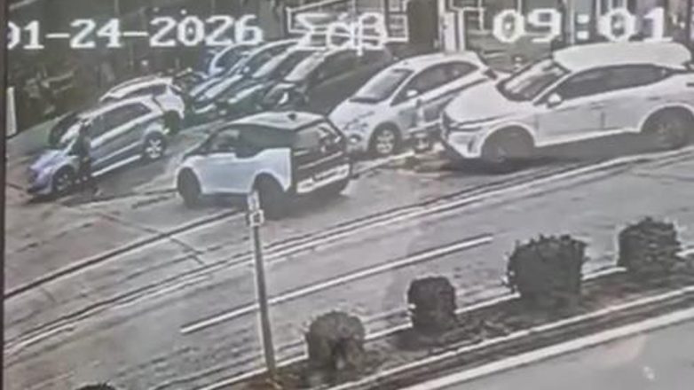 Η στιγμή που άνδρας παρέσυρε με το αυτοκίνητο υπάλληλο των ΕΛΤΑ