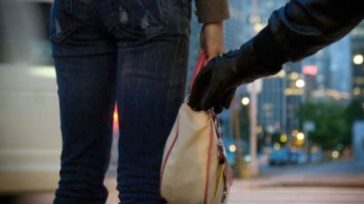 Κόρινθος: Έκλεψαν τσάντα γυναίκας και έκαναν αγορές με τις κάρτες της