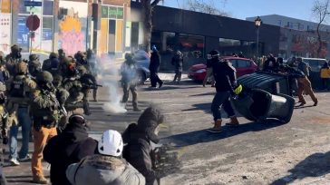 Εξαγριωμένοι διαδηλωτές εναντίον των πρακτόρων της ICE μετά τη νέα δολοφονία