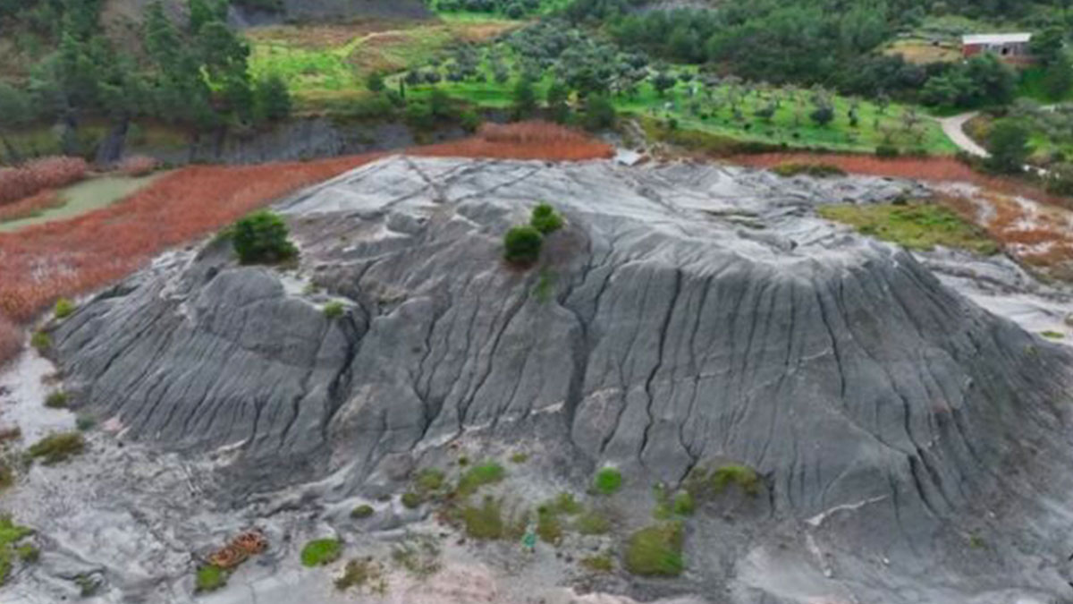Παυλόκαστρο Πάτρας: Ο κρυμμένος ασβεστολιθικός γκρι λόφος και οι μυστικές λίμνες