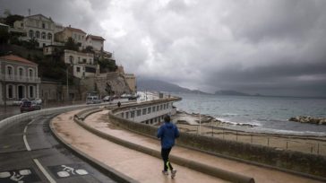 Βροχές και καταιγίδες στα νησιά του Αιγαίου και του Ιονίου