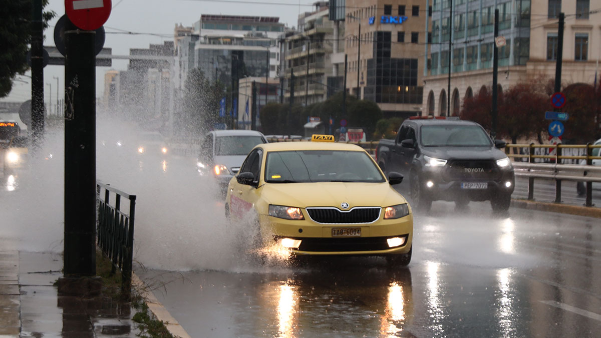 «Πορτοκαλί» συναγερμός για ισχυρές καταιγίδες σε επτά περιοχές από τη Δευτέρα