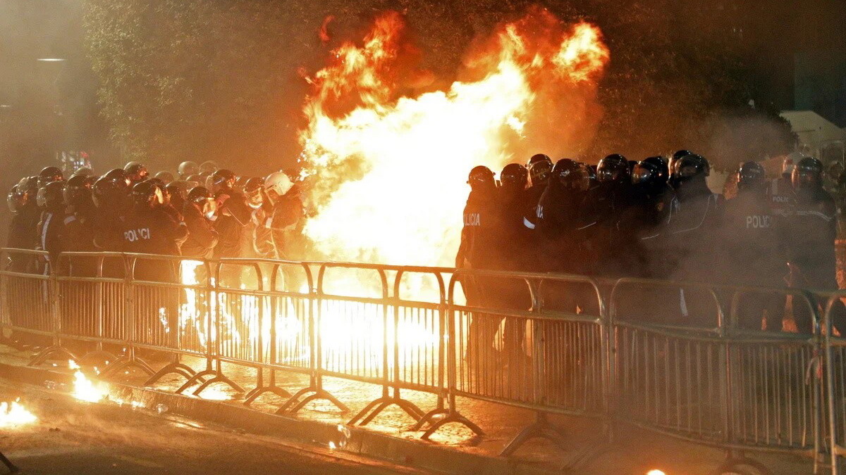 Τίρανα: Μολότοφ έξω από το γραφείο του Ράμα – Μεγάλη αντικυβερνητική διαδήλωση