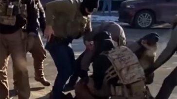 Μινεσότα: Νέο βίντεο δείχνει τον πράκτορα της ICE να αφοπλίζει τον Άλεξ Πρέτι και μετά να πυροβολείται