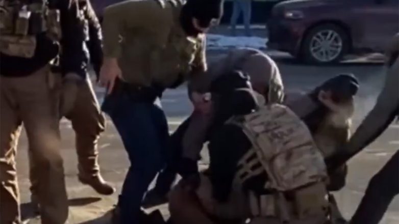 Μινεσότα: Νέο βίντεο δείχνει τον πράκτορα της ICE να αφοπλίζει τον Άλεξ Πρέτι και μετά να πυροβολείται