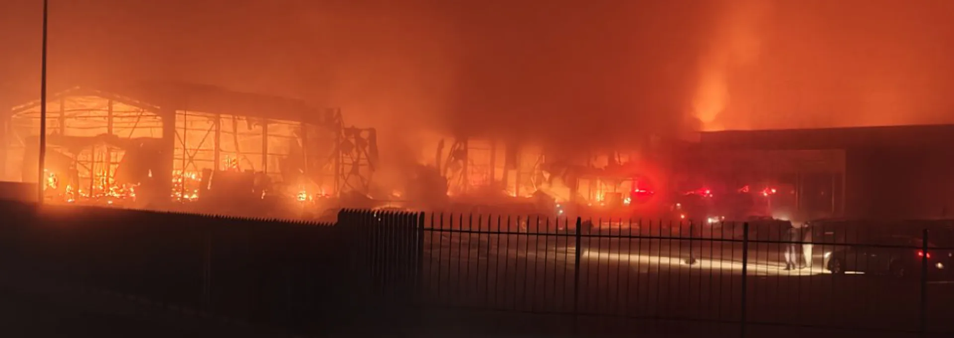 Τρίκαλα: Μεγάλη πυρκαγιά στo εργοστάσιο μπισκότων «Βιολάντα» με 5 αγνοούμενους