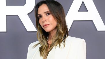 Victoria Beckham: Μια εμφάνιση με νόημα δίπλα στις Spice Girls μετά το σκάνδαλο με τον viral χορό στο γάμο του γιού της