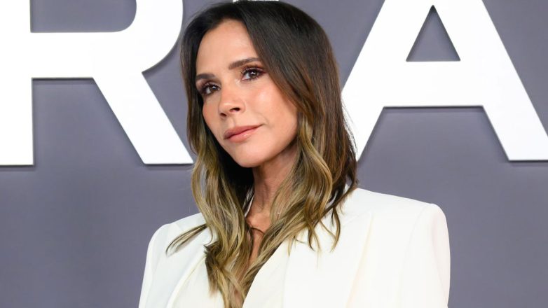 Victoria Beckham: Μια εμφάνιση με νόημα δίπλα στις Spice Girls μετά το σκάνδαλο με τον viral χορό στο γάμο του γιού της
