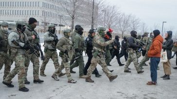 ΗΠΑ: Η αποδοχή της πολιτικής Τραμπ στο μεταναστευτικό υποχωρεί σε ιστορικό χαμηλό