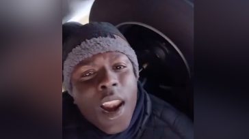 Μετανάστης ταξιδεύει κρυμμένος κάτω από φορτηγό προς τη Βρετανία – Βίντεο