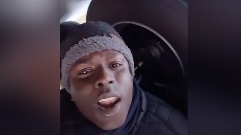 Μετανάστης ταξιδεύει κρυμμένος κάτω από φορτηγό προς τη Βρετανία – Βίντεο