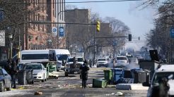 Ο Τραμπ λυπάται για την «τραγωδία» στη Μινεάπολη και επιρρίπτει την ευθύνη στους Δημοκρατικούς