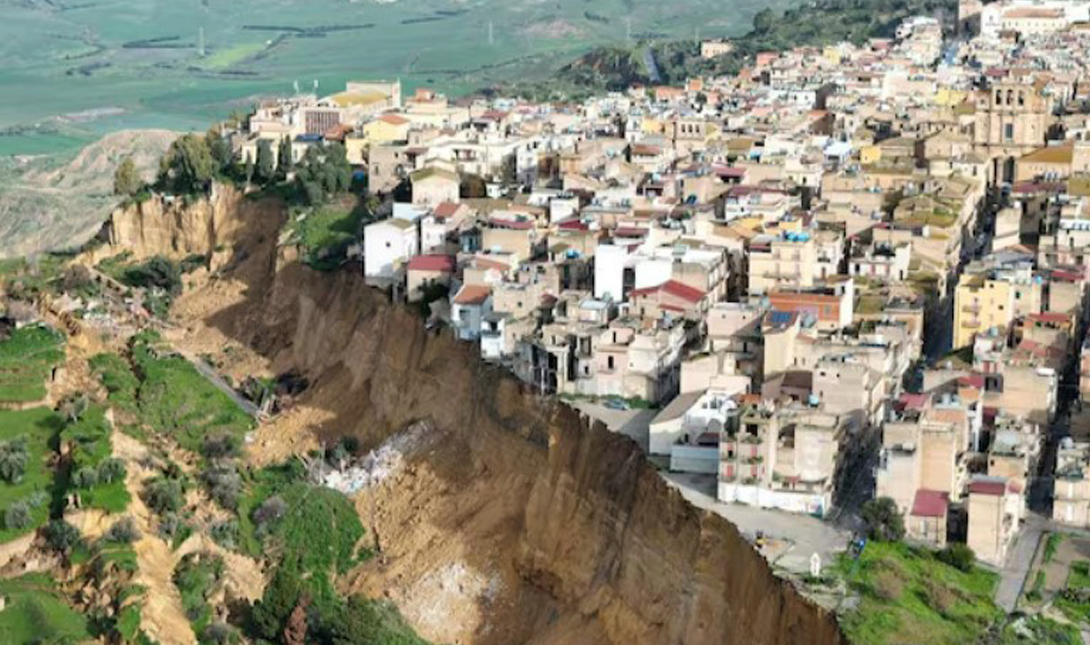 Σικελία: Μεγάλη κατολίσθηση στην πόλη Νισέμι αναγκάζει τους κατοίκους να απομακρυνθούν