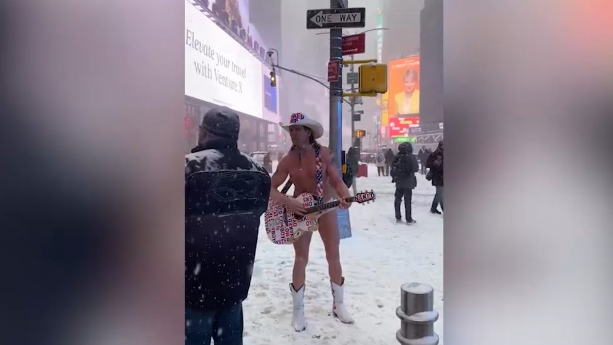 Βγήκε ημίγυμνος στους δρόμους στη χιονοθύελλα για να τραγουδήσει