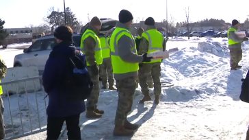 Μινεσότα: Η Εθνοφρουρά φόρεσε κίτρινα γιλέκα και μοιράζει γλυκά στους διαδηλωτές