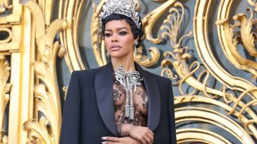 Teyana Taylor: Διάφανο φόρεμα, κορώνα και απόλυτη fashion δύναμη στο Παρίσι