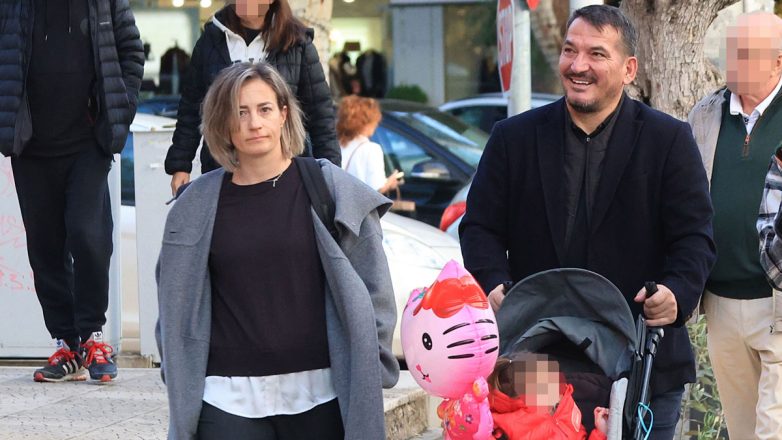 Πύρρος Δήμας-Αφροδίτη Σκαφίδα: Με τα παιδιά τους, Ελευθερία & Νικόλα στο κέντρο της Γλυφάδας