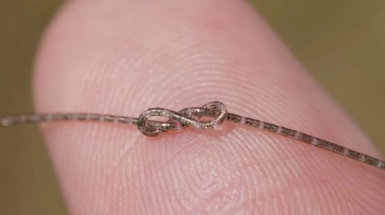 Επιστήμονες συρρίκνωσαν ημιαγωγικό τσιπ σε ίνα τόσο λεπτή όσο η ανθρώπινη τρίχα