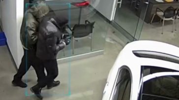 Ένοπλοι δράστες, έκλεψαν 8 πανάκριβα supercars αξίας 2 εκατ. ευρώ, μέσα σε 10 λεπτά (Βίντεο)