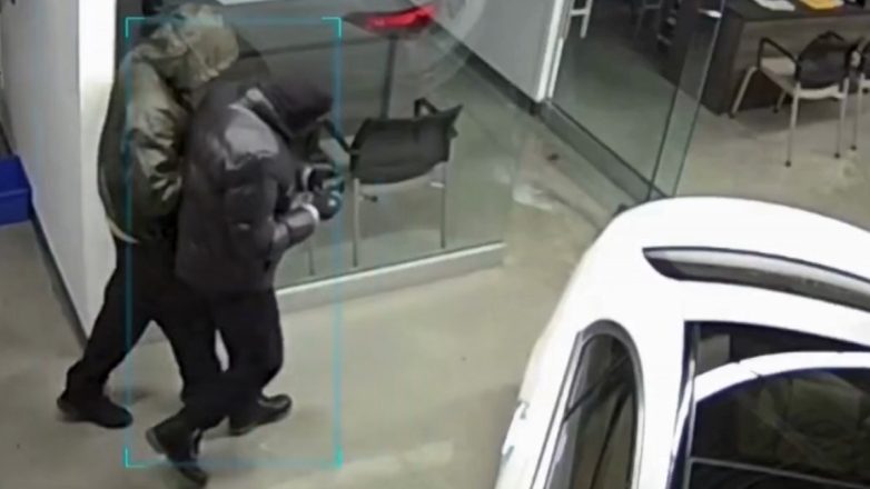 Ένοπλοι δράστες, έκλεψαν 8 πανάκριβα supercars αξίας 2 εκατ. ευρώ, μέσα σε 10 λεπτά (Βίντεο)