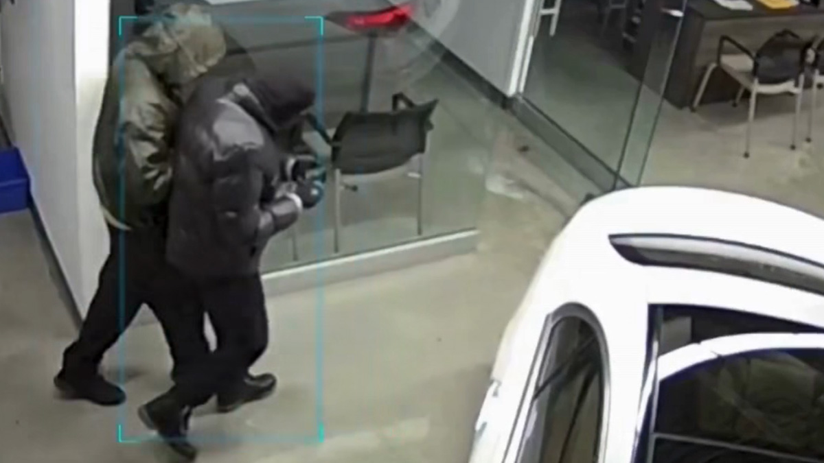 Ένοπλοι δράστες, έκλεψαν 8 πανάκριβα supercars αξίας 2 εκατ. ευρώ, μέσα σε 10 λεπτά (Βίντεο)