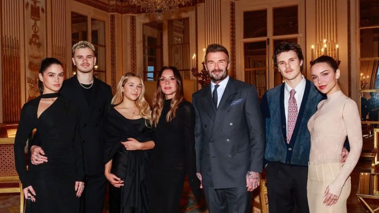 Η Victoria Beckham τιμήθηκε στο Παρίσι – Σύσσωμη η οικογένεια στο πλευρό της εκτός από τον Brooklyn!