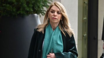 Έλλη Στάη: Χαλαρή και κομψή στους δρόμους της πρωτεύουσας