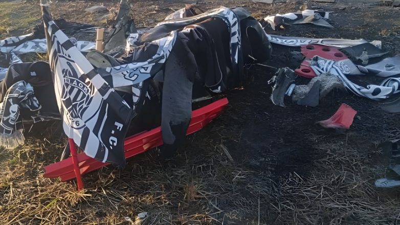 Ρουμανία: Φίλαθλοι του ΠΑΟΚ σκέπασαν τα συντρίμμια με μπλούζες και κασκόλ του Δικεφάλου