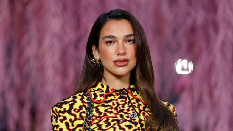 Dua Lipa: Εντυπωσιάζει με τολμηρό χρωματικό look στην Εβδομάδα Μόδας στο Παρίσι