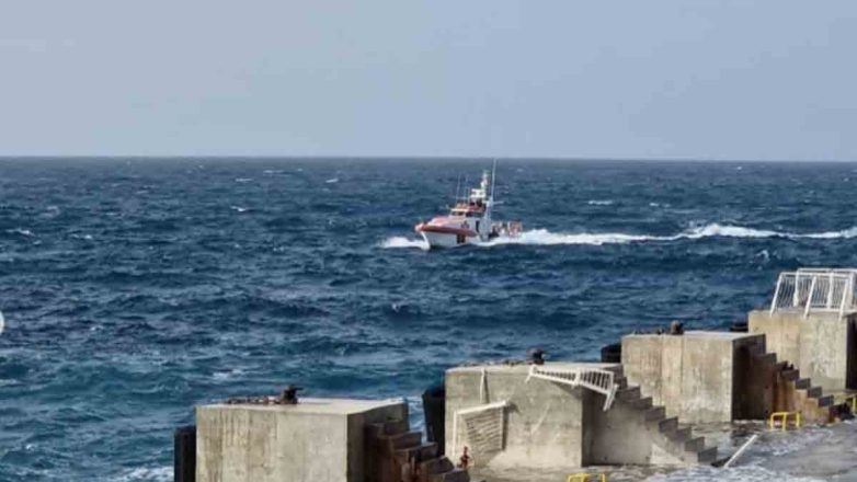 Μάλτα: 13χρονη παρασύρθηκε και πνίγηκε από τεράστια κύματα Μάλτα: 13χρονη παρασύρθηκε και πνίγηκε από τεράστια κύματα