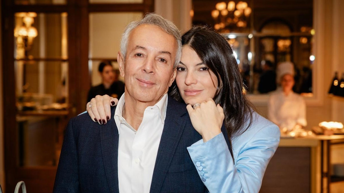 Ο Γιάννης Κούστας και η Δήμητρα Μέρμηγκα στην παρουσίαση βιβλίου του Κώστα Καίσαρη – Σπάνια κοσμική εμφάνιση