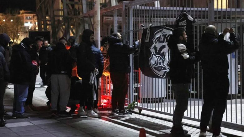 Φόρος τιμής στη μνήμη των θυμάτων από Λουτσέσκου και παίκτες (video) Φόρος τιμής στη μνήμη των θυμάτων από Λουτσέσκου και παίκτες (video)