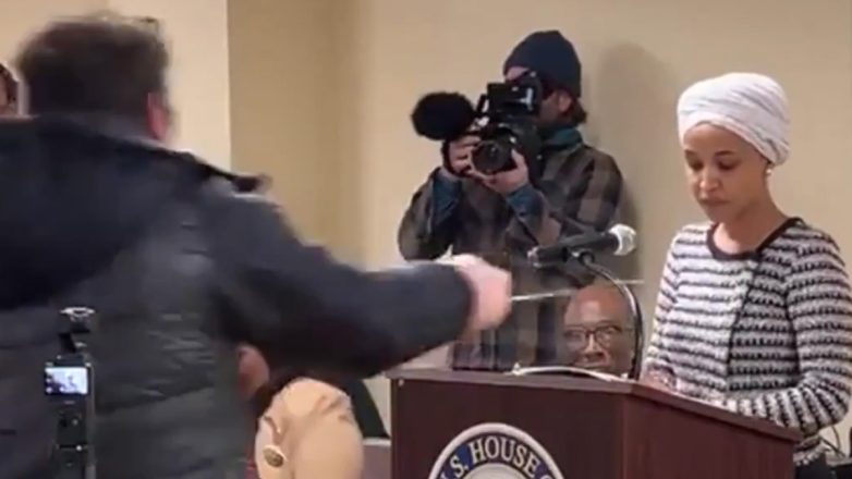 Μινεσότα: Άνδρας ψέκασε με άγνωστη ουσία τη βουλευτή των Δημοκρατικών Ιλχάν Ομάρ