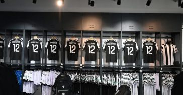 ΠΑΟΚ: Κρέμασαν οκτώ φανέλες στην μπουτίκ για τους οπαδούς που έχασαν τη ζωή τους