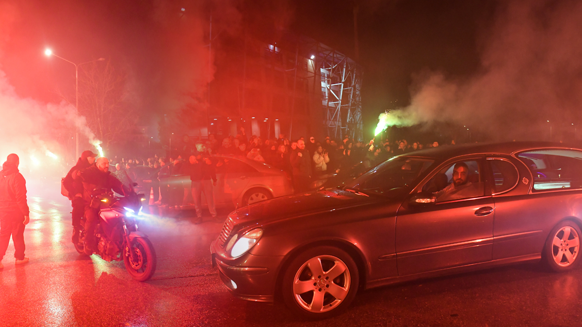 Το συγκλονιστικό αντίο με συνθήματα και καπνογόνα στους 7 νεκρούς φιλάθλους του ΠΑΟΚ