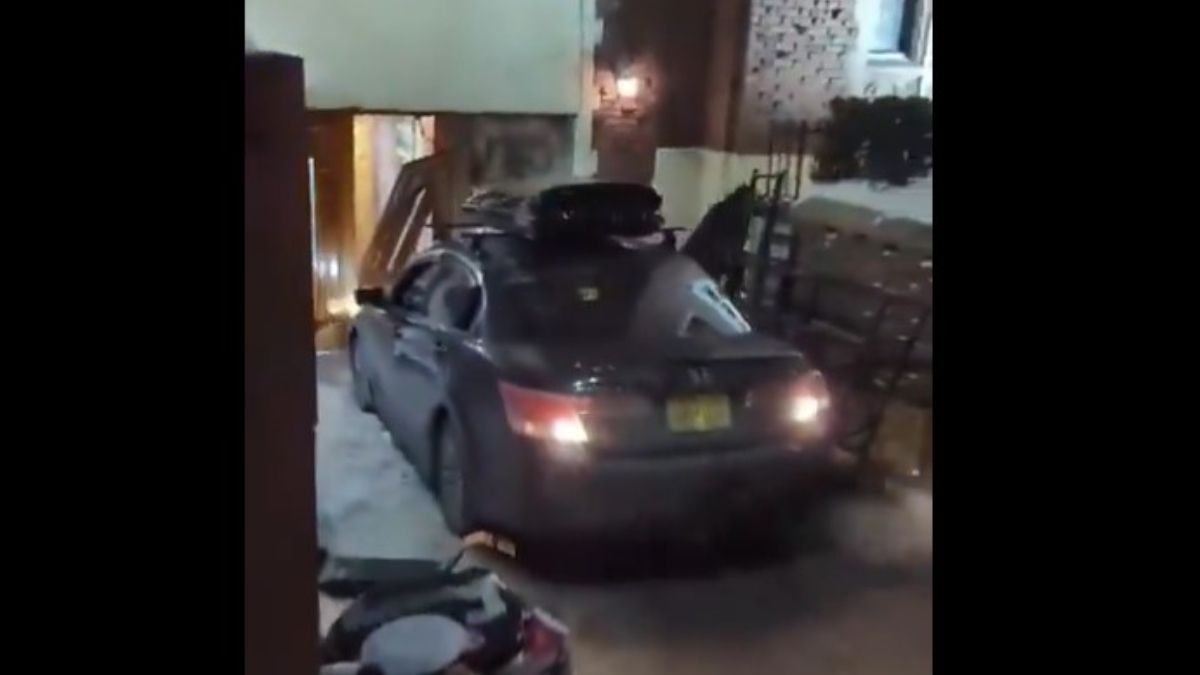 Αυτοκίνητο έπεσε σε συναγωγή στη Νέα Υόρκη