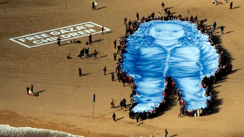 Tεράστιο πορτρέτο της 5χρονης Χιντ που σκοτώθηκε στη Γάζα σε παραλία της Βαρκελώνης