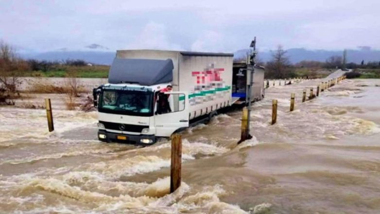 Ροδόπη: Φορτηγό εγκλωβίστηκε σε «φουσκωμένη» ιρλανδική διάβαση Ροδόπη: Φορτηγό εγκλωβίστηκε σε «φουσκωμένη» ιρλανδική διάβαση