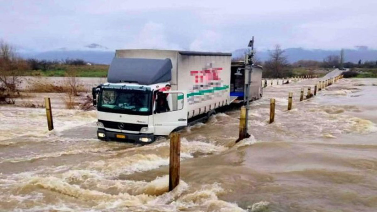 Ροδόπη: Φορτηγό εγκλωβίστηκε σε «φουσκωμένη» ιρλανδική διάβαση