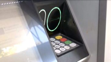 Επιχείρησε να κάνει αναλήψεις μετρητών με κάρτες «κλώνους»