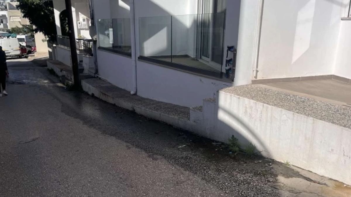 Διαρροή νερού σε γειτονιά στον Άγιο Νικόλαο εδώ και ένα χρόνο