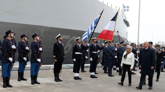 Συνάντηση Δένδια με την Γαλλίδα υπουργό Άμυνας στη φρεγάτα «Κίμων»